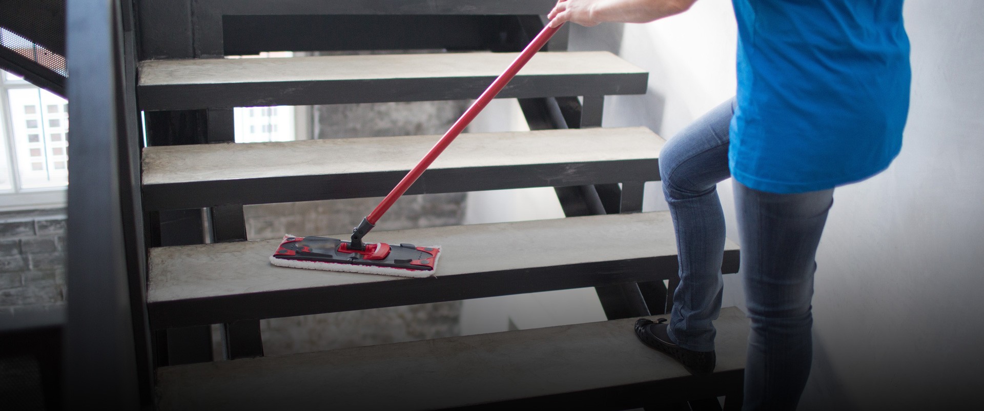 Sprzątanie klatki schodowej